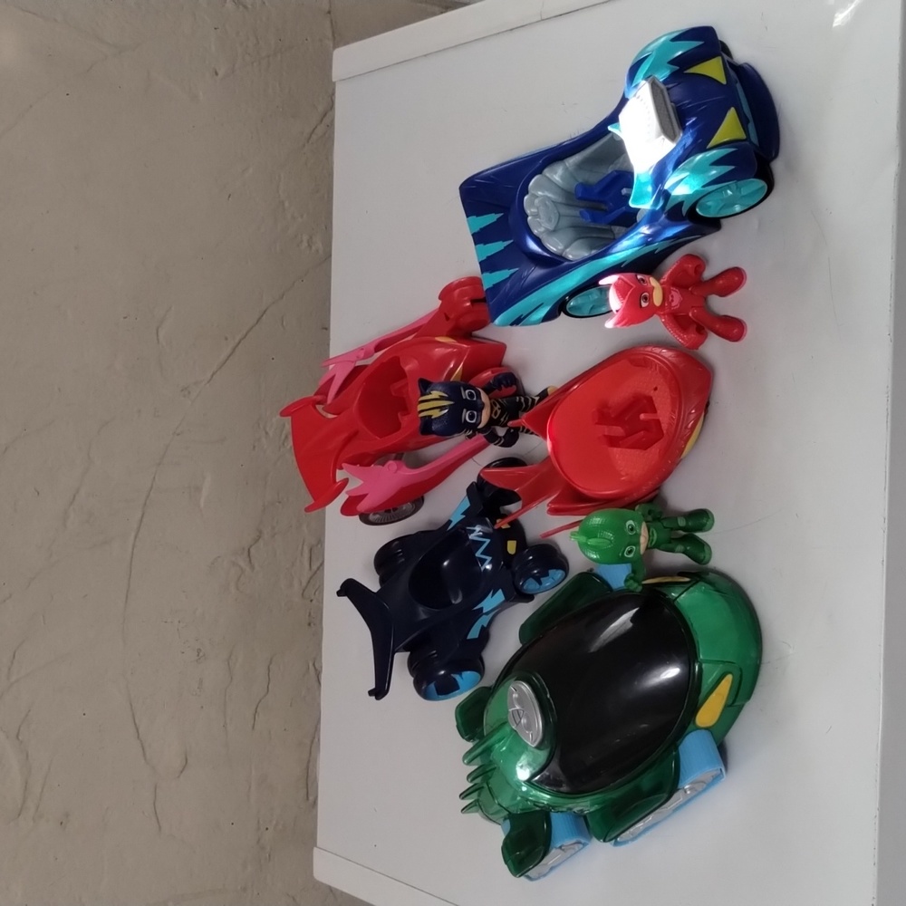PJ Mask Car Lot With 5 Vehicles and  3 Figures